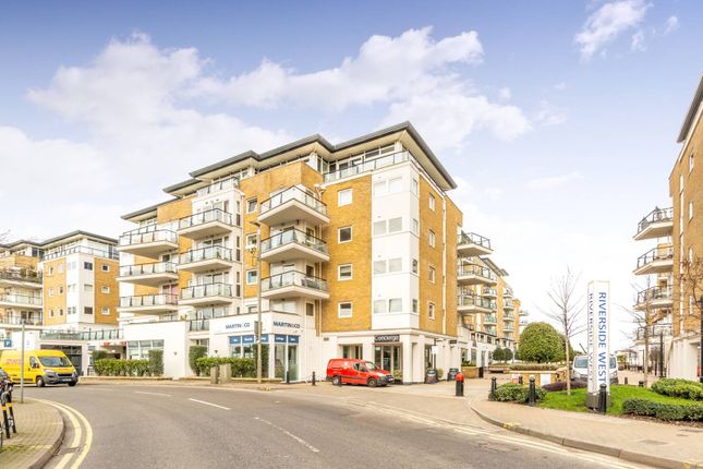 Flat to rent in Smugglers Way, Wandsworth, London