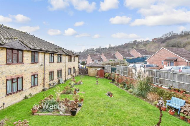 2-bed flat on 27, Dove Close, Chatham, £130,000