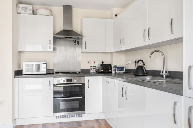 7, Sativus Close, Saffron Walden photo 3