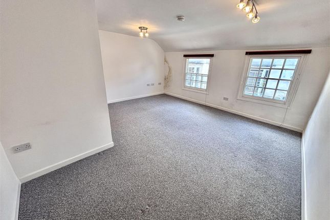 Flat 5, 8, Lower Market Street, Penryn photo 3