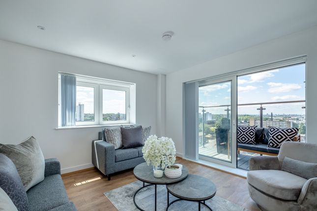 Thumbnail Flat to rent in Mast Quay, Woolwich, London