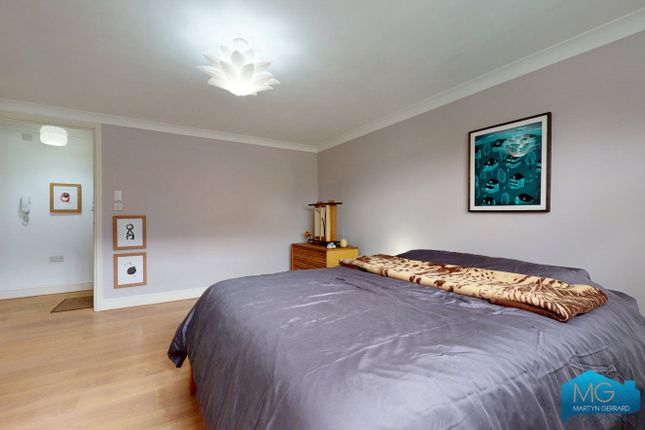 Flat for sale in Osier Crescent, London
