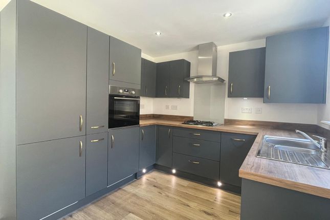 19, Quarry Drive, Leeds photo 3