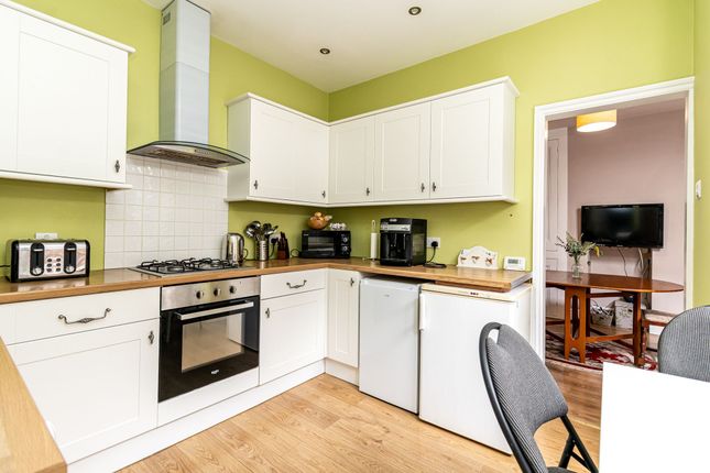 28 Carisbrooke Road, Southsea photo 4