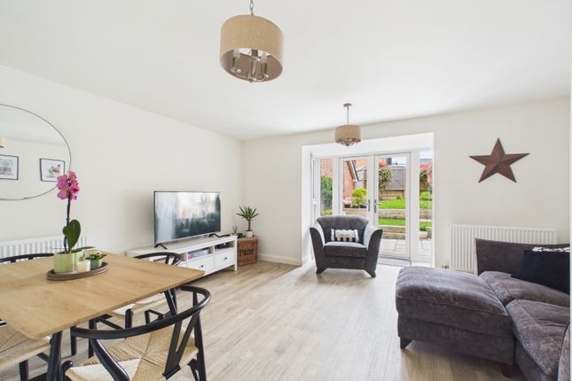 64, Wallis Drive, Leighton Buzzard photo 2