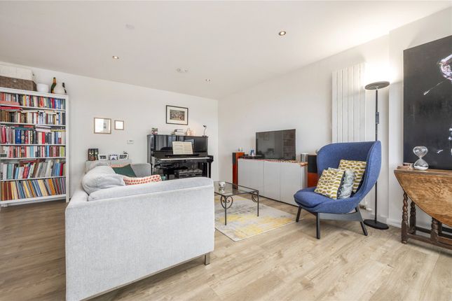 Flat for sale in Centric Close, Oval Road
