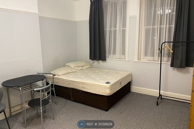 Room to rent in Waterden Road, Guildford
