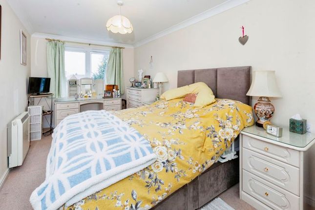 Flat for sale in Connaught Court, Windsor