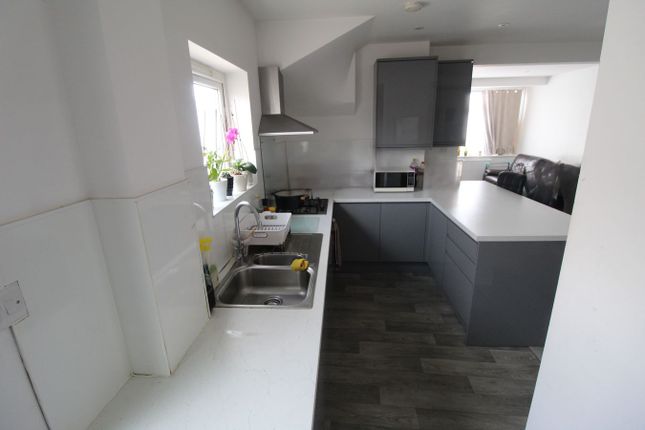 200, Mollison Way, Edgware photo 3