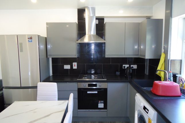 42, Sissons Crescent, Leeds photo 5