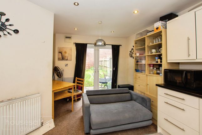 16, Warren Grove, Birmingham photo 4