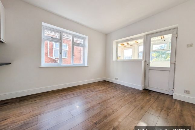First Floor Flat, 13 High Road, Southampton, Southampton photo 5
