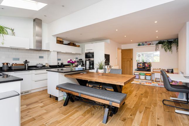 173 Balcombe Road, Horley photo 3