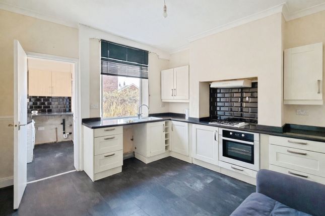7, Woodleigh Avenue, Leeds photo 4