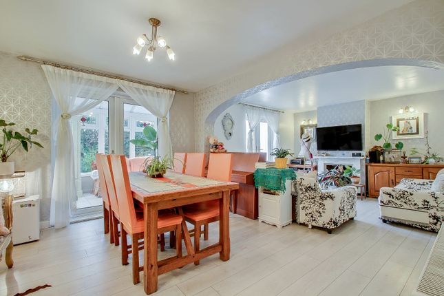 8 Willow Avenue, Denham, Buckinghamshire photo 3