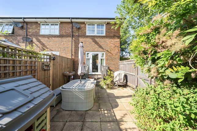 1, Mead Place, Horley photo 3
