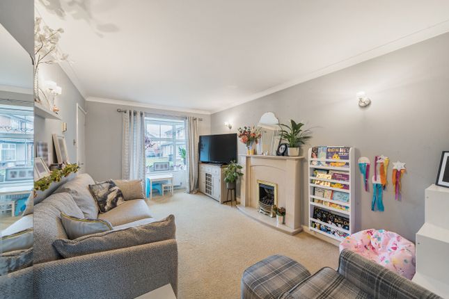 48, Armstrong Way, Reading photo 2