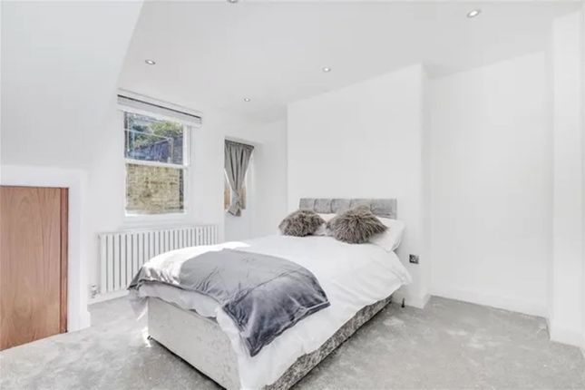 Ground and lower ground floor flat, 45 Elsynge Road, London photo 4