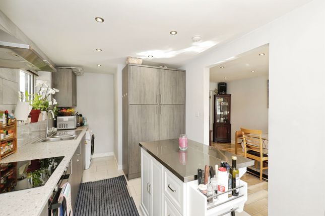 3, Deanswood Place, Leeds photo 4