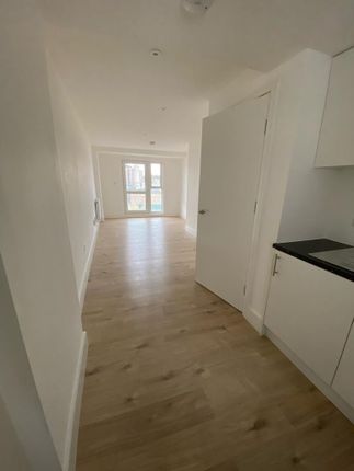 Flat to rent in Midland Road, Luton