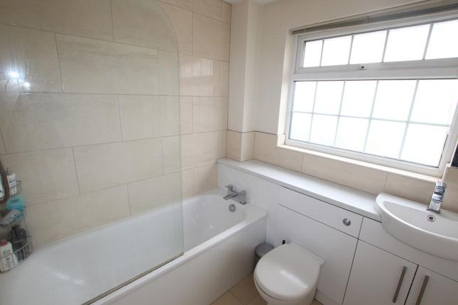 14, Japonica Close, Woking photo 4