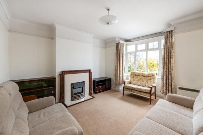 89, Hevers Avenue, Horley photo 3