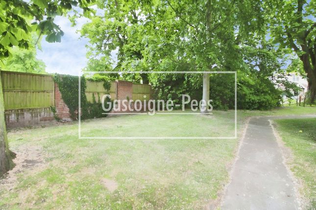 132, East Molesey photo 5