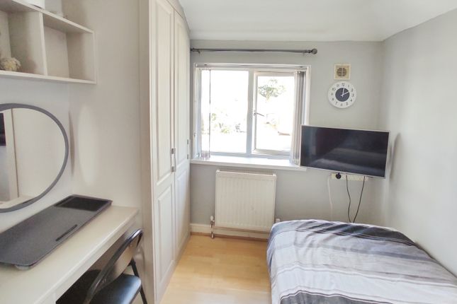 21, Almond Avenue, Oxfordshire photo 4