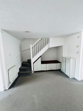 40 Westminster Close, Feltham photo 4