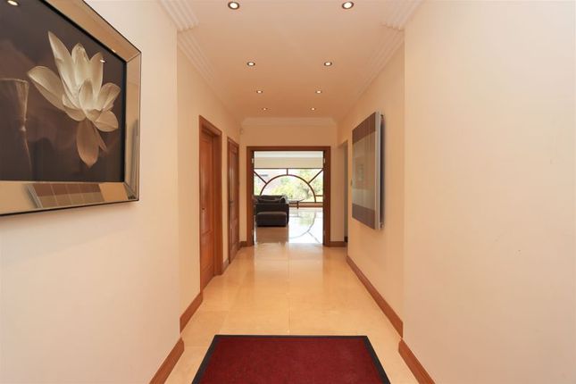8, Manor Road, Chigwell photo 3