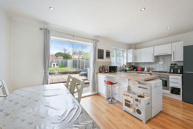 3 Merton Gardens, Tadworth photo 3