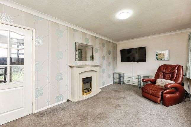 4, Hembrigg Gardens, Leeds photo 4