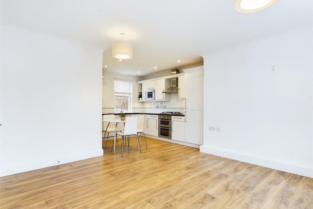 Flat 11 The New Inn Court, 54,, Matham Road, Hampton Court photo 3