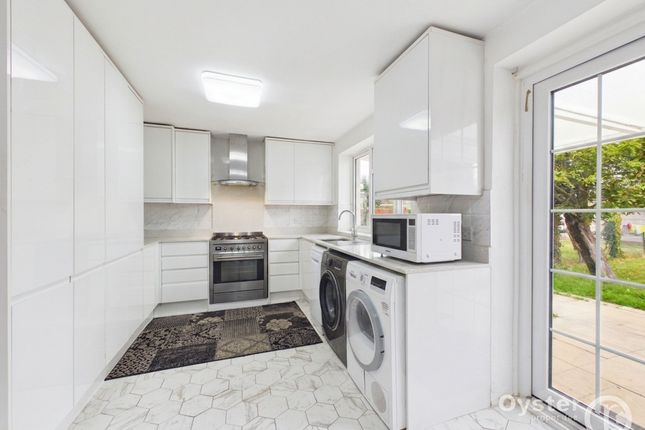 25 D'Arcy Gardens, Harrow photo 4