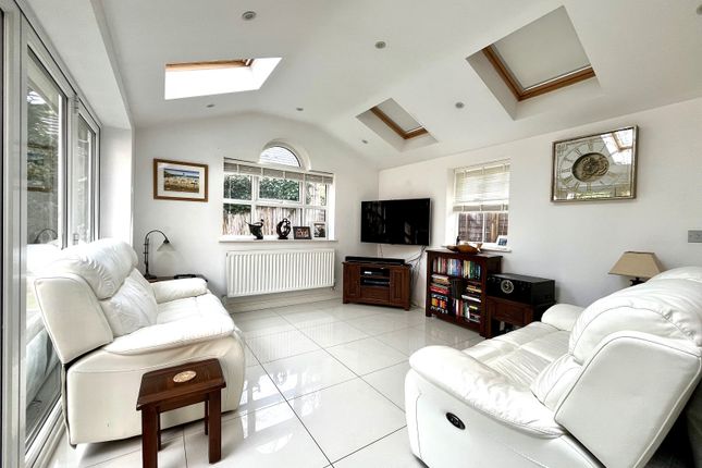 3, Simmons Close, Chessington photo 2