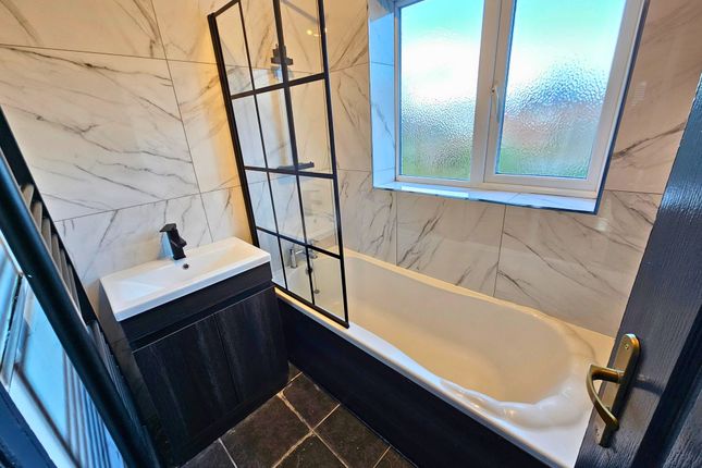 Room 2 2 Broseley Avenue, Manchester photo 4