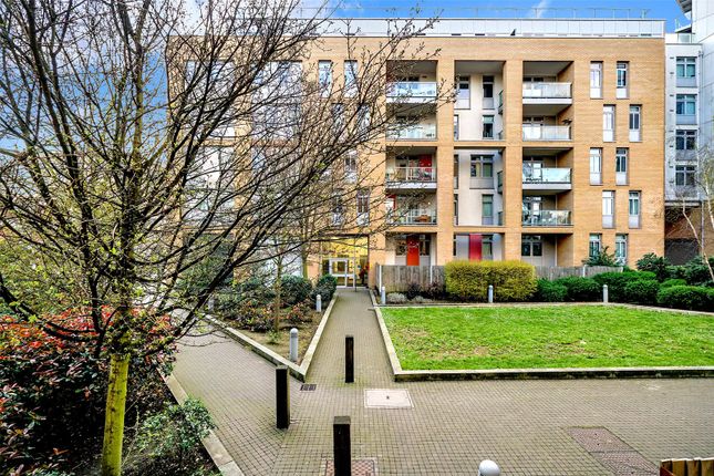 Flat to rent in Salton Square, Limehouse