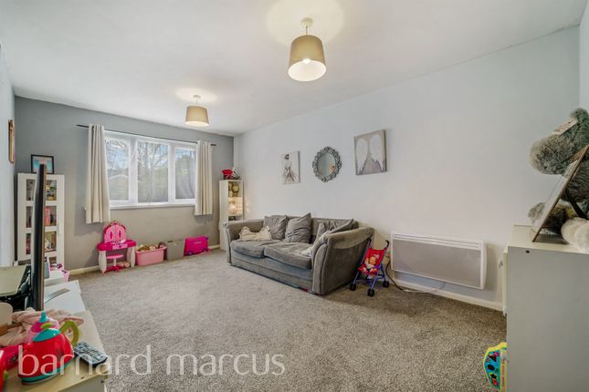 266, Redford Close, Feltham photo 2