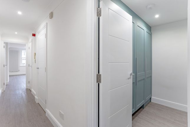 Flat 4, 171, Fleet Street, London photo 4