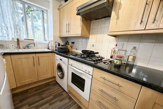 28, Greenside Close, London photo 4