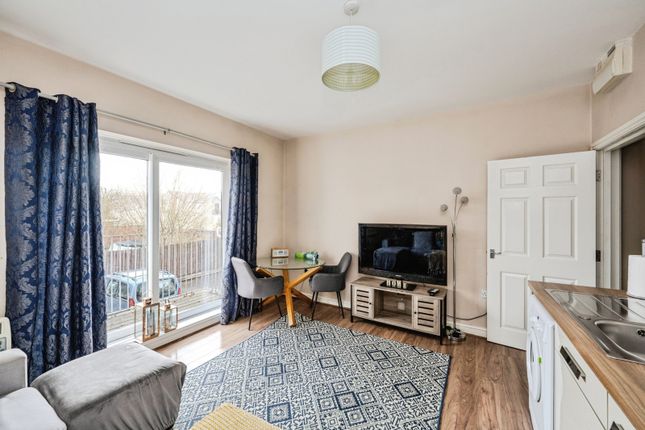 Flat 10, Woodland Court,, Brecon Road, Swansea photo 5
