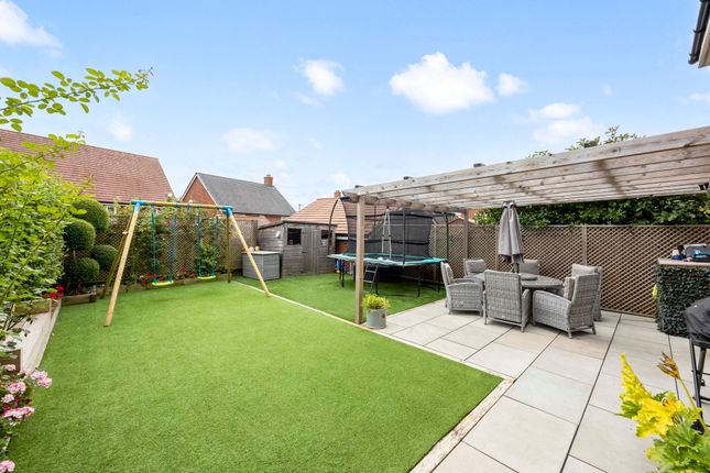 30 Rhodes Way, Billingshurst photo 2