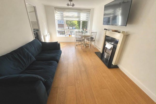 18 Watling Court, High Street, Borehamwood photo 2