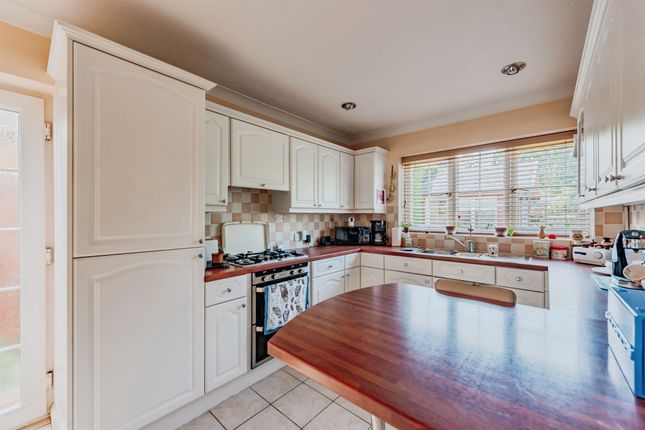 152, Redehall Road, Horley photo 4