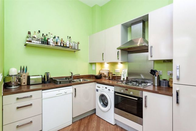 Flat 14, Academy Court, 34, Glengall Road NW6, London photo 4
