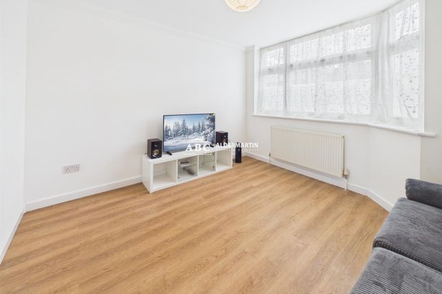 10, Riverdene, Edgware photo 3