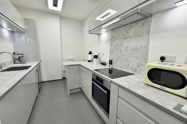 Flat 6, Royal Marina Court, Torquay photo 2