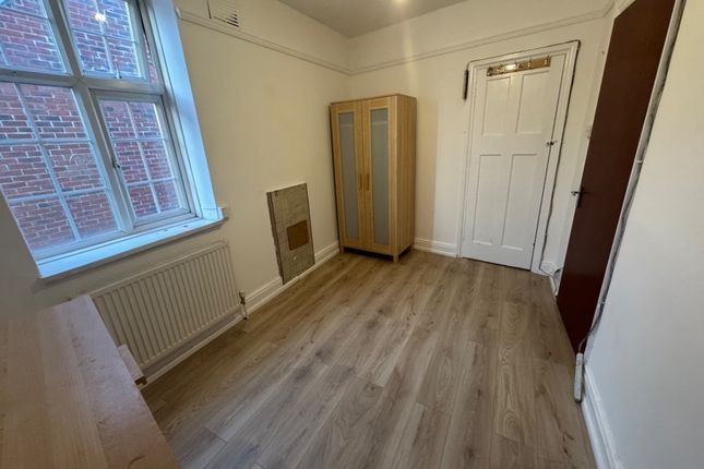Room to rent in High Street, Croydon, Surrey