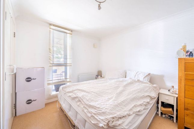 Flat to rent in North End Road, Barons Court, London