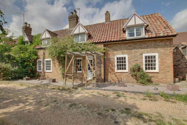2-bed house on 2 Porters Yard, High Street, Chatteris, £165,000